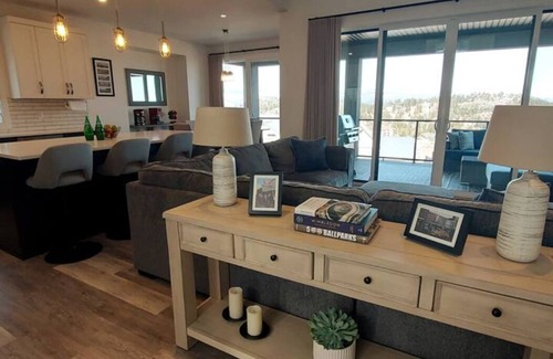 Vernon House | Family Sized Modern Farmhouse Luxury w/Golf Course Views. Pet-Friendly!