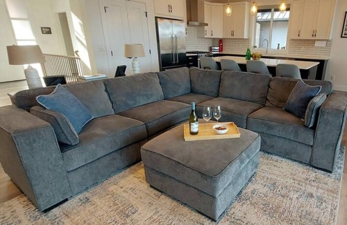 Vernon House | Family Sized Modern Farmhouse Luxury w/Golf Course Views. Pet-Friendly!