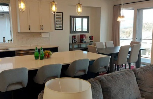 Vernon House | Family Sized Modern Farmhouse Luxury w/Golf Course Views. Pet-Friendly!