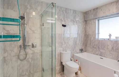 Red Beach House | Family-sized or Romantic getaway - 5 min walk to estuary walkway, main beach!