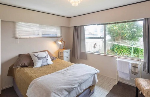 Red Beach House | Family-sized or Romantic getaway - 5 min walk to estuary walkway, main beach!