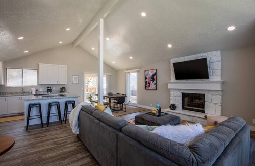 Sandy Apartment | Family Ski Escape | Mtn Views + Cozy Fireplace