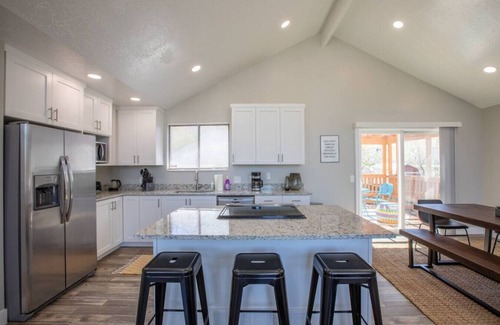 Sandy Apartment | Family Ski Escape | Mtn Views + Cozy Fireplace