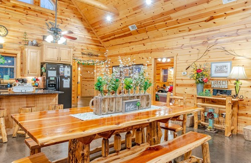 Broken Bow Cabin | Family Time, Hot Tub, Play set, Fireplace, Outdoor Fire pit! Great for Families!