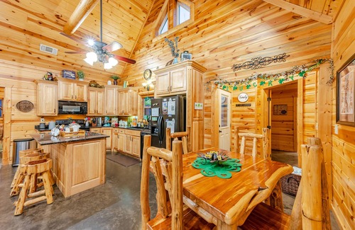 Broken Bow Cabin | Family Time, Hot Tub, Play set, Fireplace, Outdoor Fire pit! Great for Families!