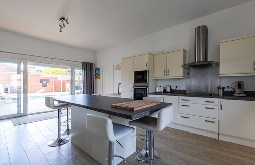 Vensac Villa | Family villa for 10 people with heated pool close to the ocean.