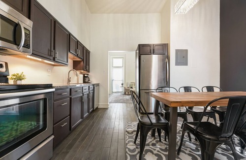 Manchester House | Fantastic 5 BR w/4x Off Street Parking - Sleeps 16