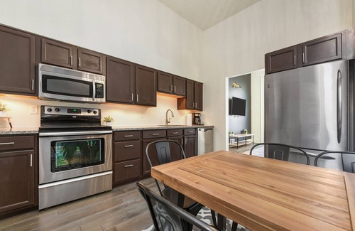 Manchester House | Fantastic 5 BR w/4x Off Street Parking - Sleeps 16
