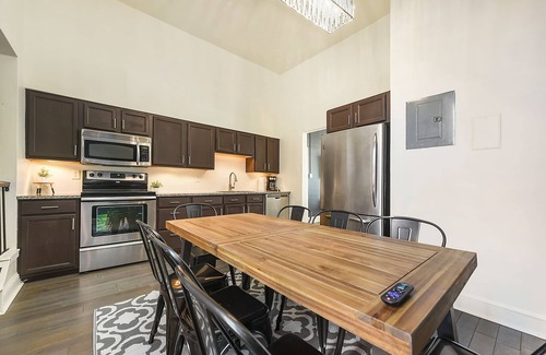 Manchester House | Fantastic 5 BR w/4x Off Street Parking - Sleeps 16