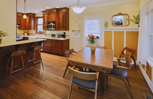 Lair Hill House | Fantastic Bungalow with Hot tub, Decks, Close to everything, modern and clean