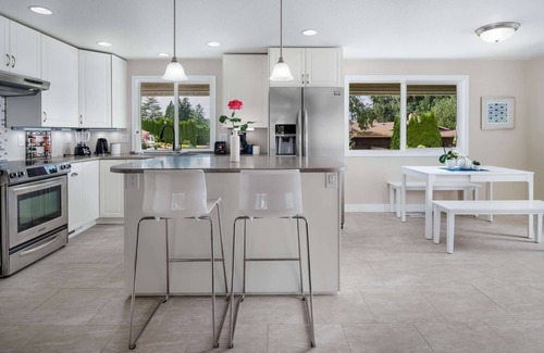 Aloha House | Fantastic Home in Cul-de-sac, Huge Yard, BBQ, New Kitchen, Ping Pong, 10 Miles to Downtown Portland