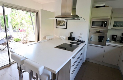 L'Herbe House | Fantastic house with pool between ocean and bay, modern and luxurious decor.