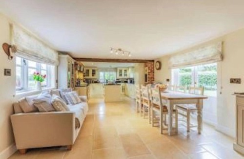 Swindon Cottage | Fantastic large Thatched country 4 Bedroom Cottage in own grounds
