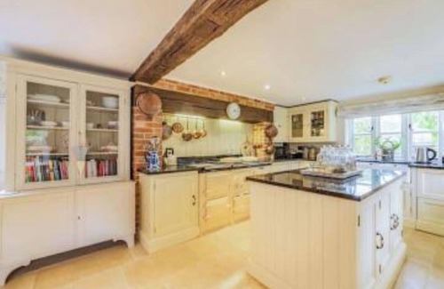 Swindon Cottage | Fantastic large Thatched country 4 Bedroom Cottage in own grounds