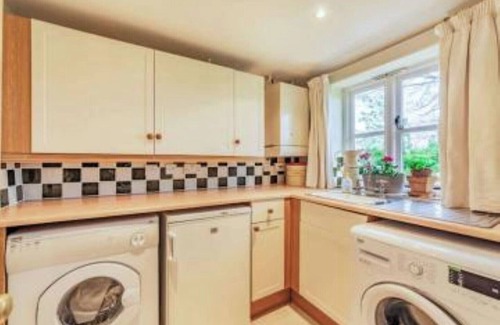 Swindon Cottage | Fantastic large Thatched country 4 Bedroom Cottage in own grounds