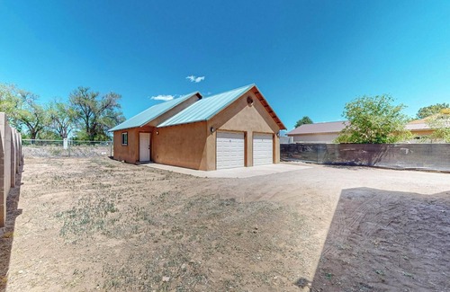 Near North Valley Apartment | Fantastic Studio in N. Valley, Garage, Near I-40