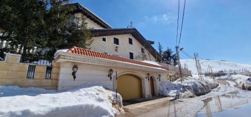 Kfardebian Hotel | Faqra Palace