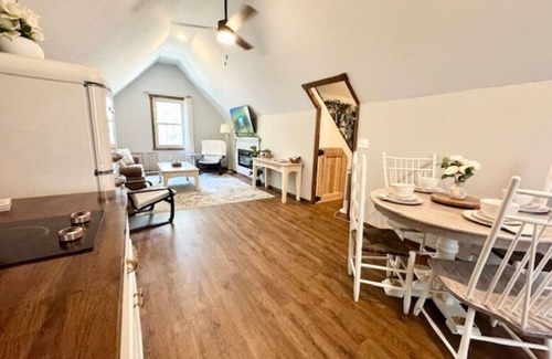 Anderson Other | Farm Stay Loft Apt | Sleeps 5