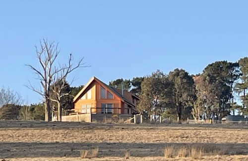 Merrijig House | Farm stay, log cabin (sleeps 8-10)
