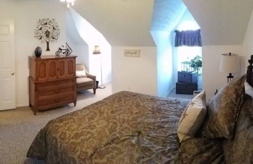 Springfield Condo | Farmers Park Getaway
