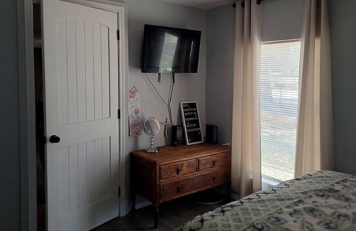 Uvalde Cottage | Farmhouse cottage with spacious yard and grilling area.