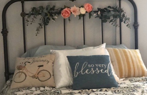 Uvalde Cottage | Farmhouse cottage with spacious yard and grilling area.