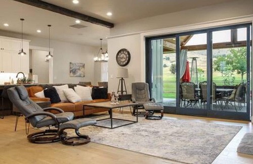 Baker City House | Farmhouse on the Fairway, Beautiful! Sleeps 15