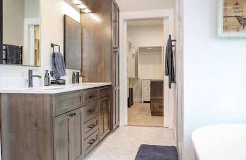 Baker City House | Farmhouse on the Fairway, Beautiful! Sleeps 15