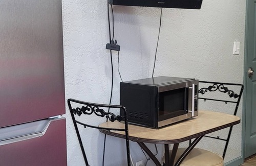 Cottondale House | Farmhouse room 15minutes to, caverns state parkn Falling waters chipley Florida