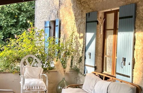 Eymet House | Farmhouse Sleeps 11 with Shared Pool