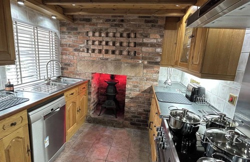 Cauldon Low Cottage | Farmhouse - Sleeps 6 - Pet friendly - Garden
