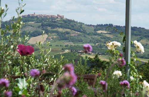 Monteguidi Apartment | Farmlhouse with pool in idyllic rural setting