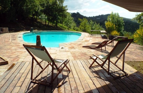 Monteguidi Apartment | Farmlhouse with pool in idyllic rural setting