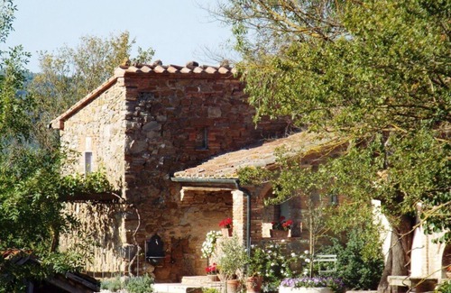 Monteguidi Apartment | Farmlhouse with pool in idyllic rural setting