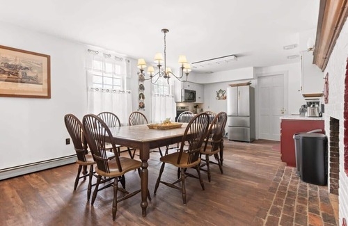 Epping Apartment | Federal on Exeter | Circa 1805 | UNH |Pet-Friendly