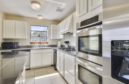 Briarcliff House | FEED THE DEER! Family & Pet Friendly LAKE TRAVIS Retreat! Golf/Trails/Playground