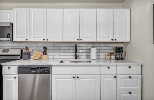 Berea House | Fenced & Pet-Friendly! Modern 2BR Retreat! CLE-BW