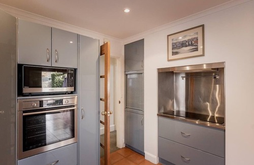 Hobart Central Business District House | Fenton Cottage on the fringe of Hobart