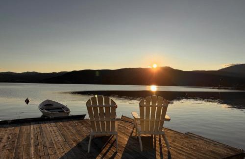 Nissedal House | Feriehus ved Nisser med egen strand, brygge, peis og robåt til fri bruk