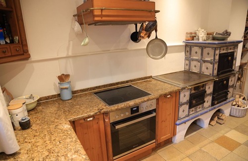 Gmain Apartment | Ferienhaus 4 Peaks mit 4 Schlafzimmern, 3 Bäder, Einer Terrasse und Einem Garten