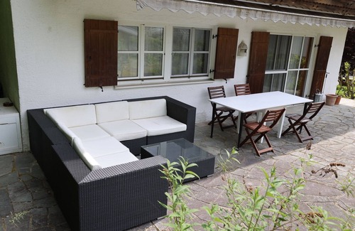 Gmain Apartment | Ferienhaus 4 Peaks mit 4 Schlafzimmern, 3 Bäder, Einer Terrasse und Einem Garten