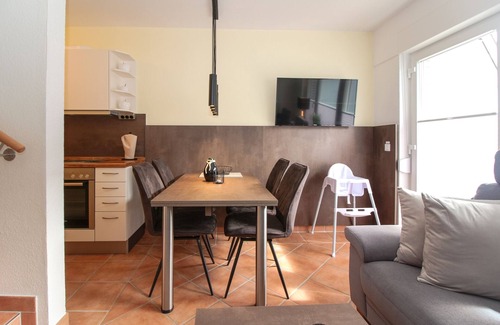 Norddeich House | Ferienhaus Dünentraum II: Helles Reihenhaus für 4 Personen + Baby