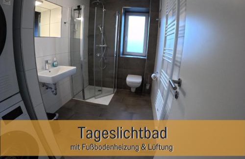 Hockelheim Apartment | Ferienhaus Höckelheim - FeWo Sternentraum - 100qm - 3 Schlafzimmer - bis 6 Gäste - Babies reisen gratis - Balkon, Garten & Grill - Klimaanlage, Raffstores & Fußbodenheizung - Smart-TV - Küche mit Induktionsherd & Spülmaschine - nahe Göttingen