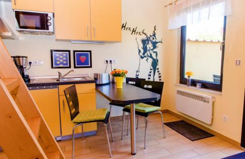 Thale House | Ferienhaus Hexenschlummer - Schlafzimmer und romantischer Schlafboden