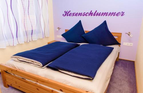 Thale House | Ferienhaus Hexenschlummer - Schlafzimmer und romantischer Schlafboden