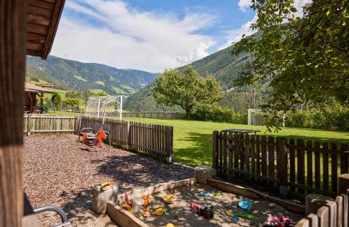 Naz Sciaves Apartment | Ferienwohnung am Kernhof - Neues Apartment in ruhiger Lage mitten in der Natur - ideal für Paare, Familien, Gäste mit Hunden