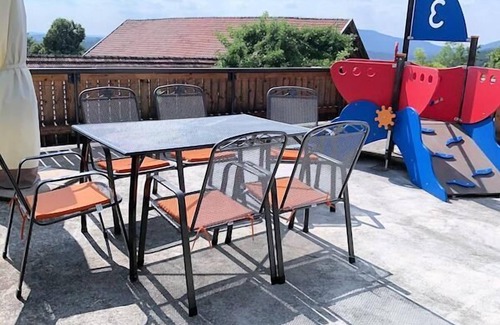 Zwieselberg Apartment | Ferienwohnung mit Terrasse und Reitplatz