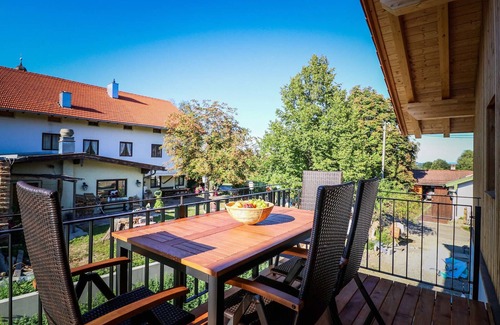 Bad Aibling Apartment | Ferienwohnung Rapunzel OG mit Balkon und 2 Schlafzimmer