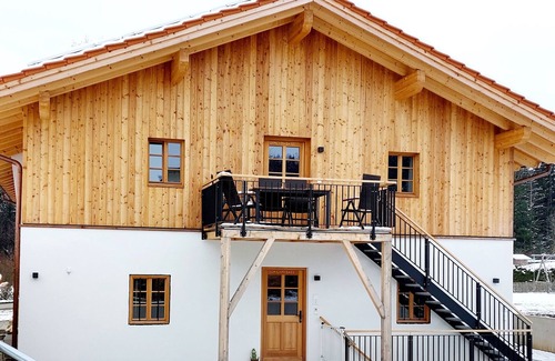 Bad Aibling Apartment | Ferienwohnung Rapunzel OG mit Balkon und 2 Schlafzimmer