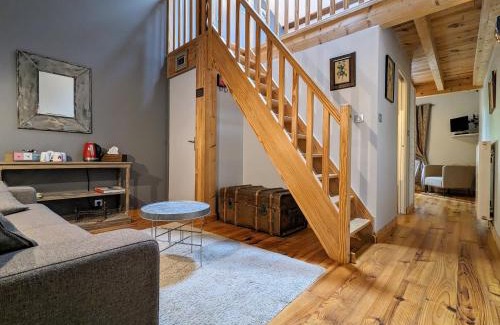 Saint-Romain-Lachalm Bed & Breakfast | Ferme avec piscine couverte sur grand domaine - FR-1-582-515